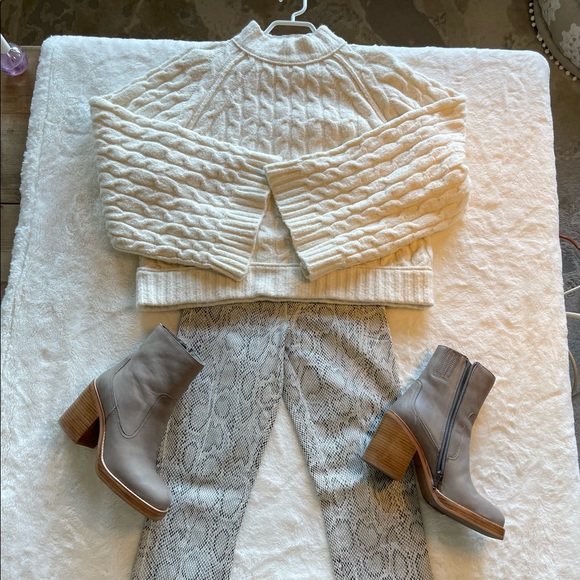 Guess waxy snakeskin denim. Size 24, fits like a 24-25. Stretchy never worn - Picture 2 of 9